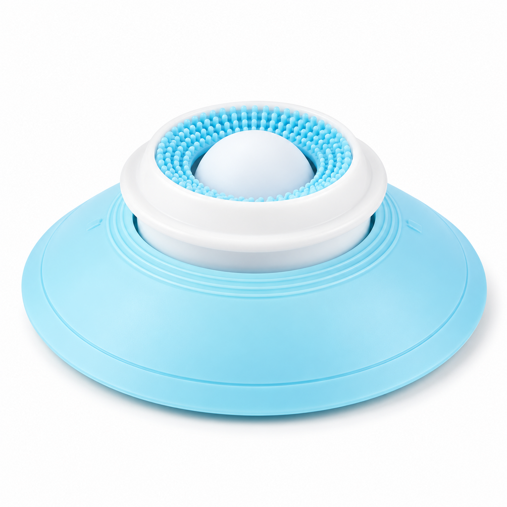 Bola de lamido interactiva azul con ventosa para perros y gatos sobre fondo blanco