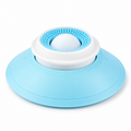 Bola de lamido interactiva azul con ventosa para perros y gatos sobre fondo blanco