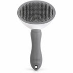 Cepillo autolimpiante gris para perros y gatos sobre fondo blanco
